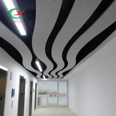 Fazendo isolamento sonoro os painéis de teto acústicos da fibra torne multicolorido